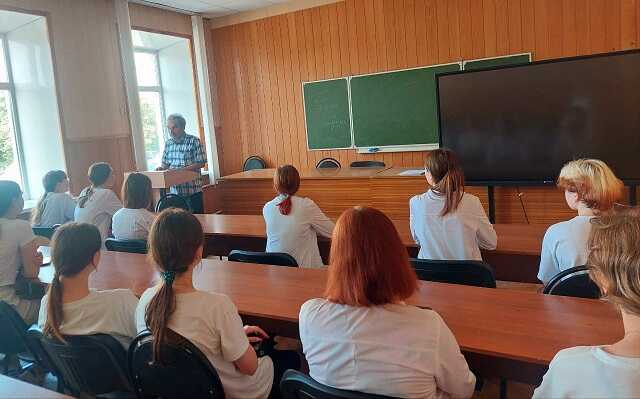 В Тамбовской области студентка медколледжа во время выпускного раскритиковала уровень полученного образования