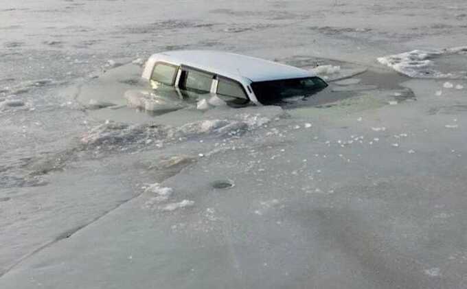 В Приморье массово затапливает автомобили рыбаков